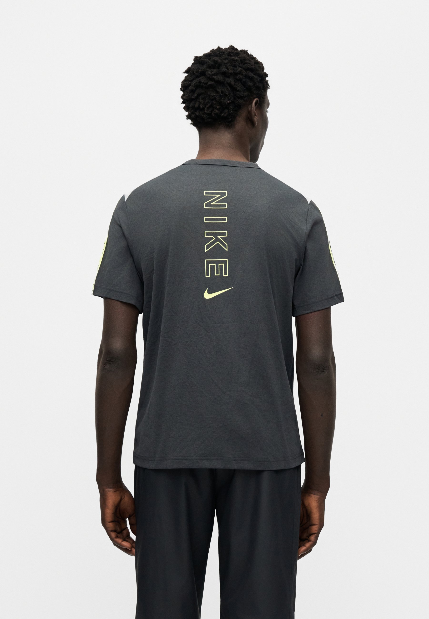 gray and yellow nike shirt