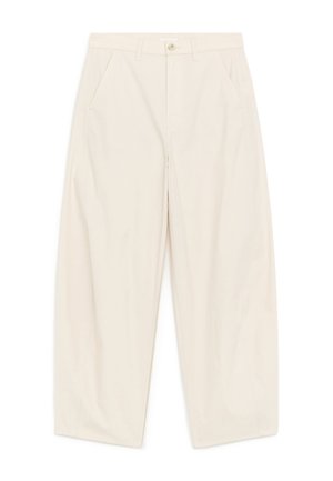 Aukšto liemens plataus kirpimo kreminės spalvos kelnės su priekiniais mygtukais, užtrauktuku, diržo kilpelėmis ir įstrižomis šoninėmis kišenėmis.