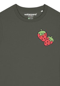 Dunkelgrünes T-Shirt aus weicher Baumwolle, mit einem lebhaften Grafikdesign von zwei Erdbeeren auf der linken Brust. Rundhalsausschnitt.