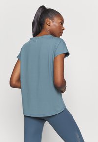ONLY Play ONPAUBREE LIFE ON BAT LOOSE - T-shirt desportiva - goblin blue