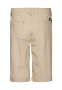 Pantalones cortos de algodón beige con un corte recto, dos bolsillos traseros y dobladillos con vuelta. Presenta costuras sutiles y una pequeña etiqueta de marca.