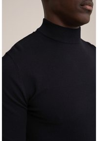 Námořnický rolákový svetr z měkké, žebrované látky. Pružný střih zvýrazňuje krk a ramena. Minimalistický styl bez viditelných vzorů.