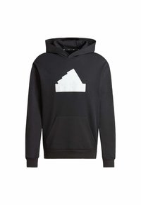 Sudadera negra hecha de un tejido suave, con un gran logo blanco de Adidas en el centro, bolsillo tipo canguro y puños y dobladillo acanalados.