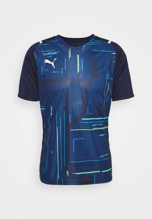 Granatowy sportowy T-shirt z krótkim rękawem, ozdobiony geometrycznymi neonowymi niebieskimi i zielonymi liniami oraz białym logo Puma na piersi.
