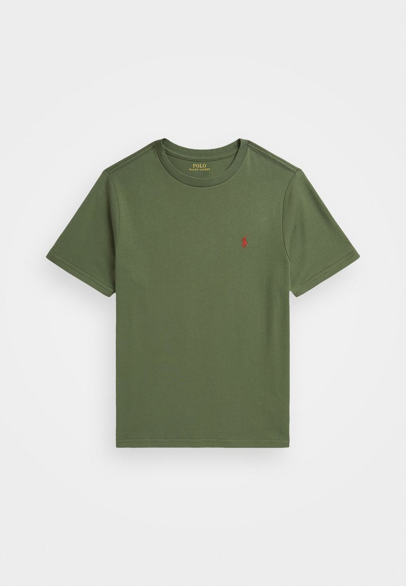 Camiseta de algodón verde con escote redondo, mangas cortas y un pequeño logo rojo en el pecho. Diseño sencillo y de color sólido.