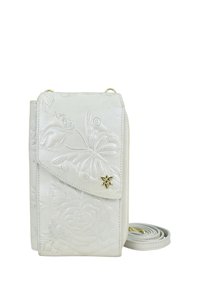 Witte leren crossbody tas met reliëf bloemen- en vlinderontwerpen, gouden hardware en een afneembare schouderriem. Voorzien van een klep sluiting.