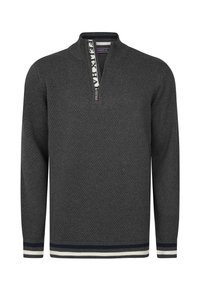 Suéter de punto gris oscuro con cuello de media cremallera, patrón texturizado y puños a rayas en azul marino y crema. Presenta cinta de marca en el cuello.