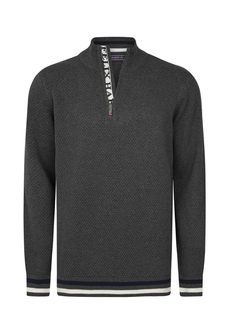 Suéter de punto gris oscuro con cuello de media cremallera, patrón texturizado y puños a rayas en azul marino y crema. Presenta cinta de marca en el cuello.