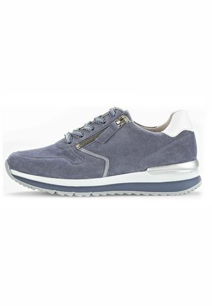 Baskets en daim bleu avec un talon blanc, semelle texturée, accents gris et quincaillerie argentée. Comprend une fermeture éclair et des lacets à motifs.
