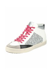 Hoge sneakers met witte leren bovenkant, zilveren accenten, roze veters, een grijze suède neuskap en een zilveren glinsterende panel aan de zijkant.