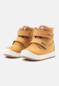 Bocanci din piele maro cu catarame Velcro, căptușiți cu material texturat, talpă din cauciuc alb și un logo discret al brandului pe lateral.
