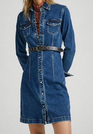 Robe en denim à manches longues, avec une fermeture éclair à boutons à l'avant, deux poches poitrine et une ceinture noire à motifs à la taille, présentant une coupe ajustée.