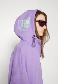 Tommy Jeans HOODIE - Felpa - violet viola