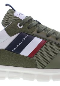 Zielona siateczkowa i syntetyczna sneakersy z granatowymi i białymi paskami. Posiadają grubą białą podeszwę oraz metaliczne akcenty na oczkach.