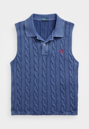 Veste-pull sans manches en maille torsadée bleue de style polo avec col, patte de boutonnage et logo brodé rouge sur la poitrine.