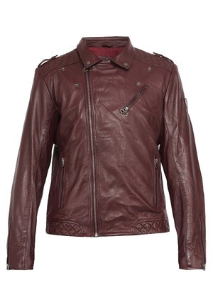 Chaqueta de cuero burdeos con cierre frontal de cremallera, múltiples cremalleras, hombreras y acentos acolchados a lo largo de los bordes inferiores.