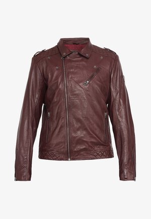 Burgunderfarbene Lederjacke mit einem Reißverschluss vorne, mehreren Reißverschlüssen, Schulterklappen und gesteppten Akzenten entlang der unteren Kanten.