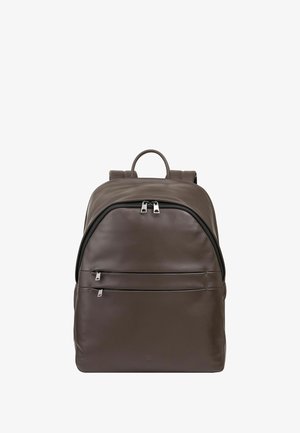 Zaino in pelle marrone con un design arrotondato, due tasche frontali con zip e spallacci regolabili. Presenta accessori in metallo color argento.