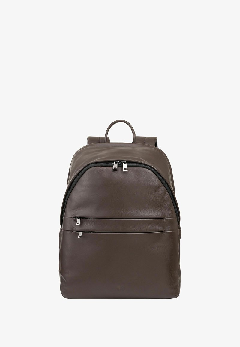 Sac à dos en cuir marron au design arrondi, avec deux poches avant zippées et des bretelles réglables. Équipé de quincaillerie en métal argenté.