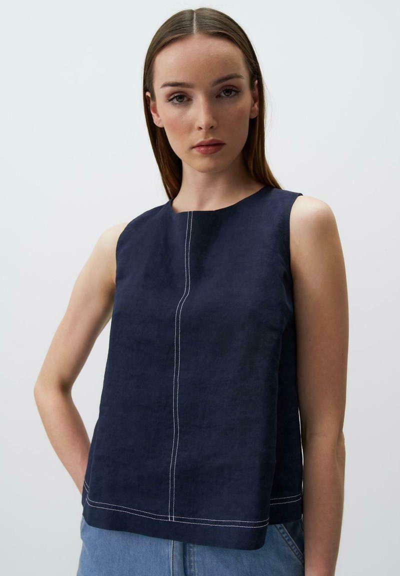 Top senza maniche in lino blu navy con scollatura rotonda, taglio dritto e dettagli di cucitura bianca al centro. Texture liscia e design casual.