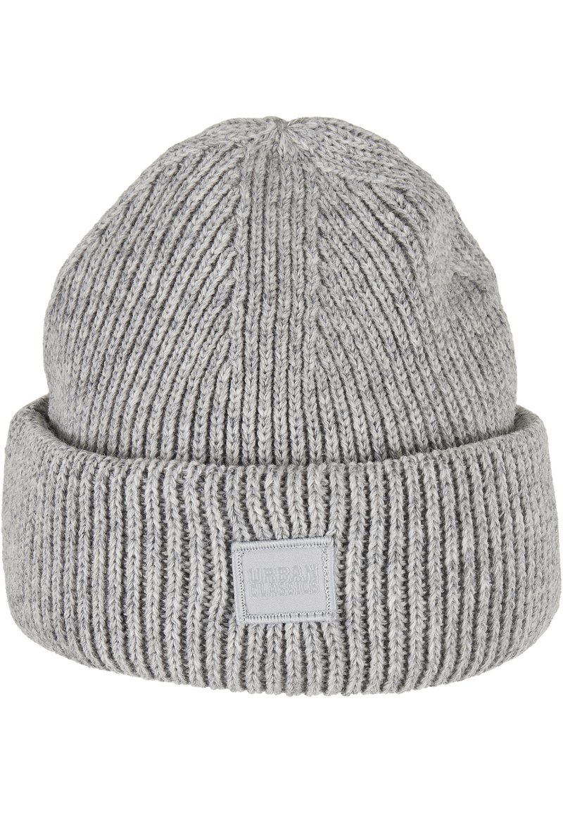 Berretto lavorato a maglia grigio con texture a coste, dotato di risvolto e di un piccolo etichetta rettangolare con testo in rilievo nella parte frontale.