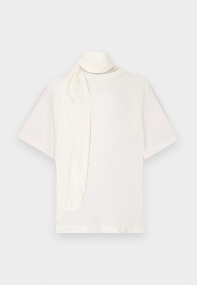 Hvit kortermet t-skjorte med et drapert stoffaccent ved nakken. Laget av mykt materiale med en avslappet passform og glatt tekstur.