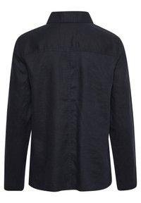 Camisa de un oscuro color marino con cuello, mangas largas y dobladillo recto. Fabricada con una tela texturada y tejida. Sin patrones ni acentos visibles.