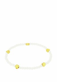 Pulsera de cuentas blancas con acentos en forma de corazón y rectángulos dorados; textura suave y diseño simétrico.
