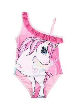 Maillot de bain une pièce rose avec un design de licorne, bretelle à volants et accents de papillons colorés sur un tissu doux et léger.