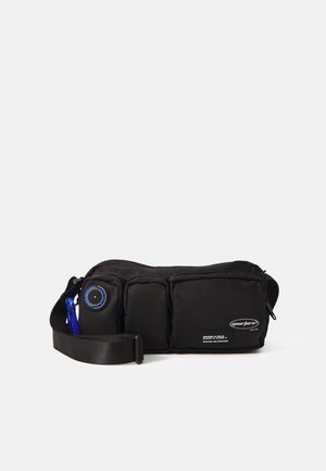 Schwarze Nylon-Schultertasche mit zwei externen Taschen, verstellbarem Tragegurt, kreisförmigem Akzent mit blauen Details und Markenlogo-Patch.