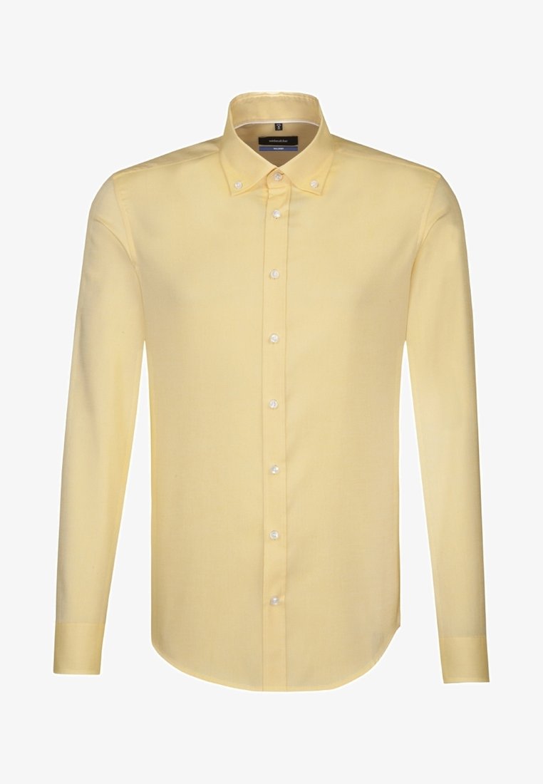 Chemise jaune à manches longues avec col à boutons et boutons blancs, présentée sur fond blanc.