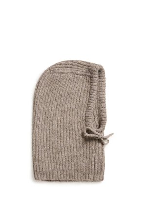 Balaclava de punto gris suave con textura acanalada y un pequeño lazo atado en el lateral, diseñada para cubrir cabeza y cuello.