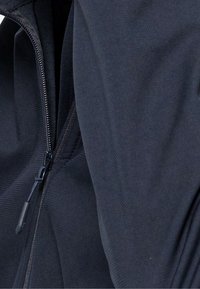 Chaqueta de navy con cremallera, de textura suave, con una cremallera negra y cordón ajustable. Vista de cerca de los detalles de la tela y las costuras.