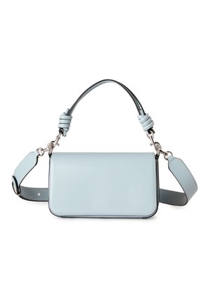 Borsa rettangolare in pelle azzurro chiaro con manico corto e tracolla removibile, caratterizzata da dettagli in metallo argentato.