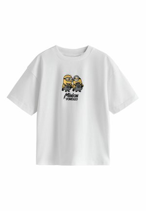Tricou alb cu mânecă scurtă, cu doi Minioni zâmbitori care poartă salopete și textul „Minion Powered” imprimat în centru.