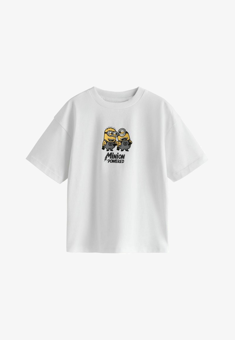 Tricou alb cu mânecă scurtă, cu doi Minioni zâmbitori care poartă salopete și textul „Minion Powered” imprimat în centru.