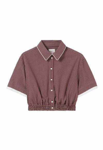 Camisa corta con un patrón a cuadros burdeos y cuello y puños blancos. Presenta una cintura elástica y cierre frontal con botones. Tejido suave.