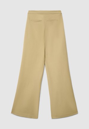 Pantaloni a gamba larga in tessuto beige chiaro, caratterizzati da una texture liscia, due tasche posteriori e un design pulito della cintura.