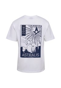 Hvid bomulds t-shirt med et marineblåt grafisk design med ordet "ASTRALIS," en stjerne og en bylinje, mærket "Grundlagt 2016."
