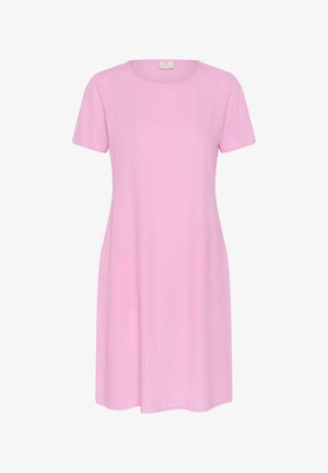 Vestido rosa de manga corta hasta la rodilla, con escote redondo y diseño sencillo y fluido, exhibido sobre un fondo blanco.