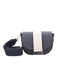 Piccola borsa a tracolla in ecopelle testurizzata blu scuro, con una striscia di pelle bianca, hardware in argento e una tracolla in tessuto rimovibile.