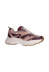 Chaussure de sport avec un dessus rose et violet foncé, présentant des panneaux en maille, des lacets blancs et une semelle en caoutchouc de couleur claire.