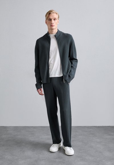 Emporio Armani TROUSER - Kalhoty - woodland gray