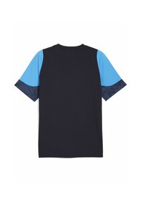 T-shirt à manches courtes avec un corps bleu marine et des manches bleu clair, présentant un design texturé sur les accents des manches.