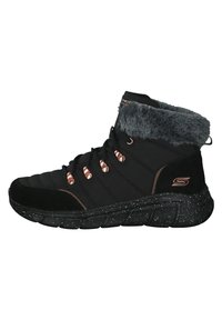 Czarne sportowe buty z futrzanym kołnierzem, wyściełanym designem, różowo-złotymi elementami oraz nakrapianą czarną podeszwą. Posiada system sznurowania zapewniający pewne dopasowanie.