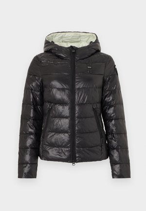 Črno sijočo prešito jakno z zadrgo spredaj, dvema žepoma z zadrgo in kapuco, obloženo s svetlo tkanino.