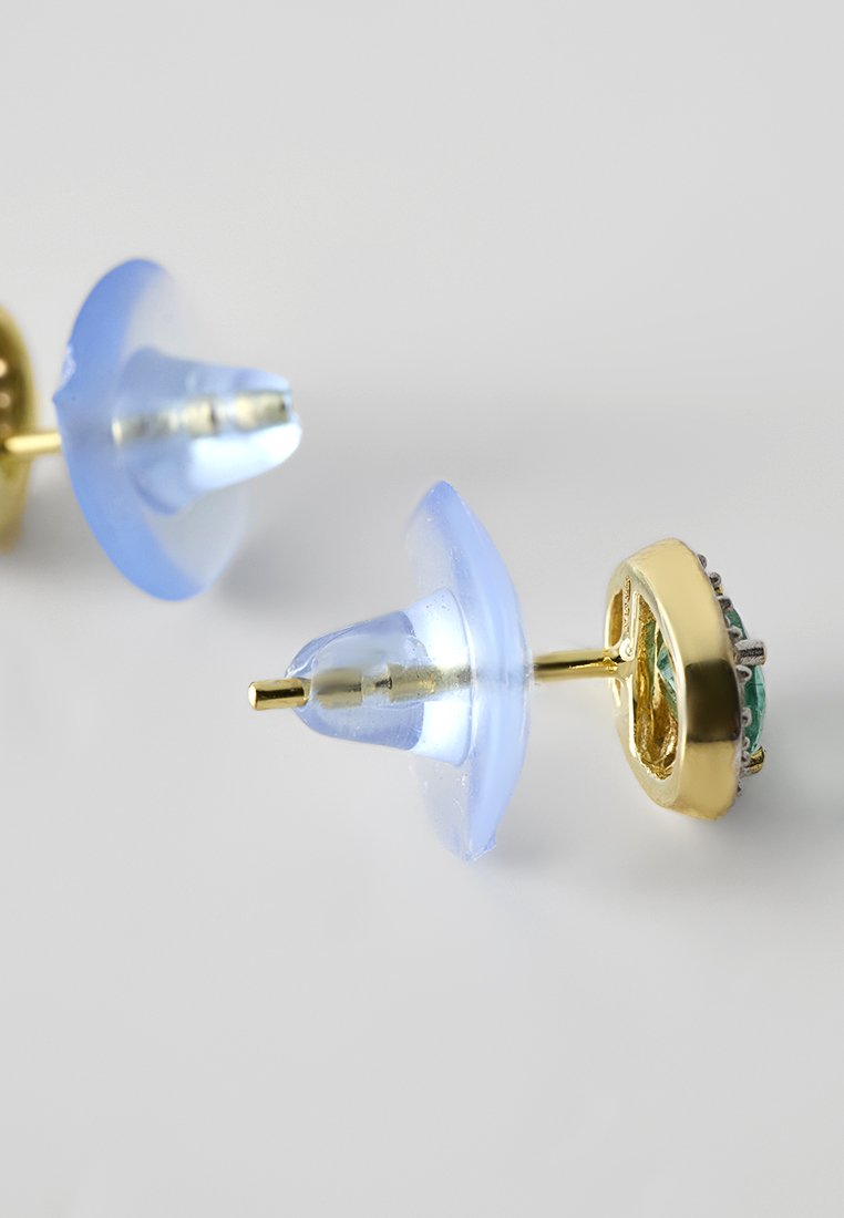 Boucles d'oreilles en or présentant un design translucide bleu et un accent en gemstone verte, avec une finition lisse et des détails polissés.