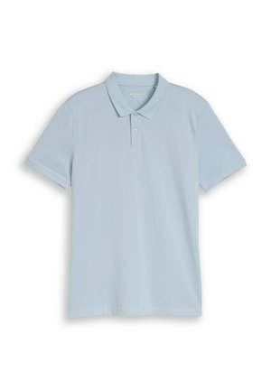 Hellblaues kurzärmeliges Poloshirt mit Kragen und Zwei-Knopfleiste, dargestellt vor weißem Hintergrund.