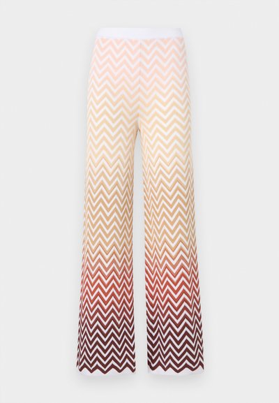 Široke pletene hlače z vzorcem zigzag črte, ki prehaja od kremaste do oranžne in temno rdeče barve, z belim elastičnim pasom.