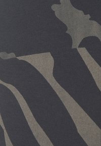 Katoenen blend stof in donker marineblauw met grote abstracte lichtgrijze strepen. De textuur is geribbeld, wat een subtiel patroon en diepte creëert.